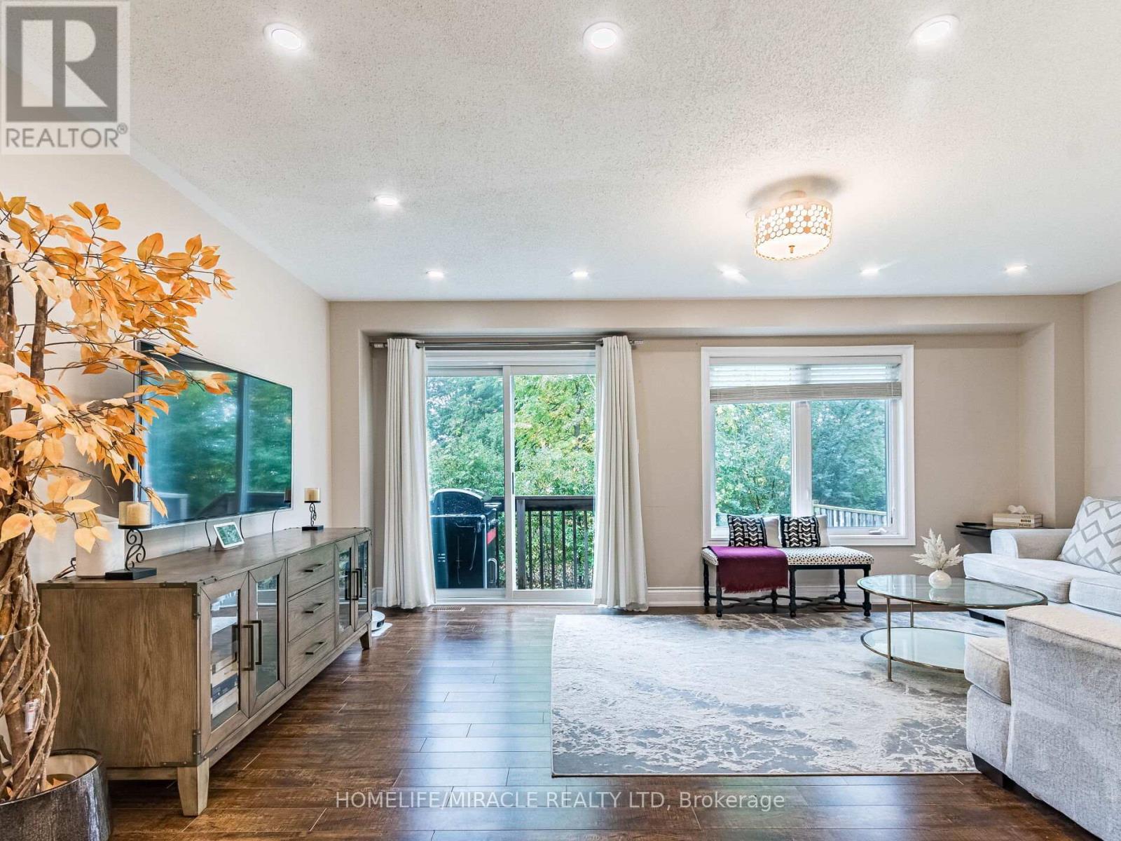 # 143 - 1035 Victoria Road S, Guelph, ON - Indoor Photo Showing Living Room