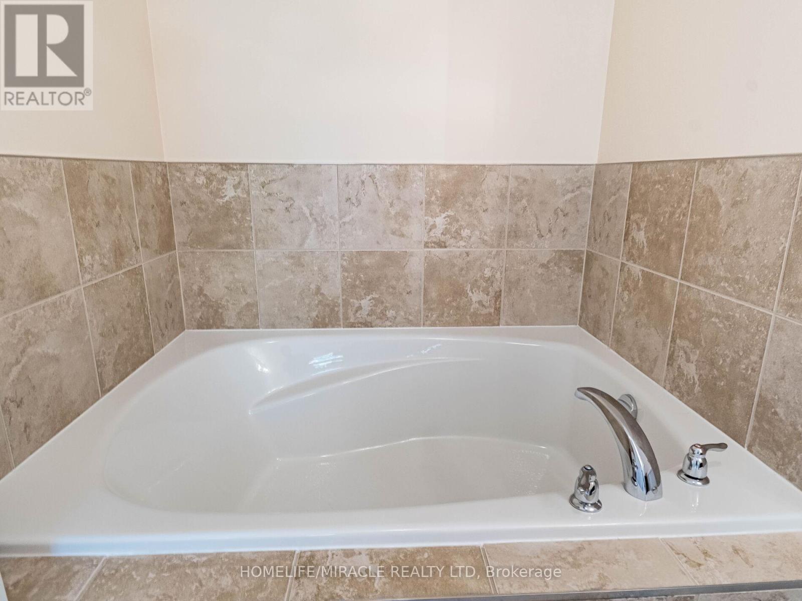 # 143 - 1035 Victoria Road S, Guelph, ON - Indoor Photo Showing Bathroom