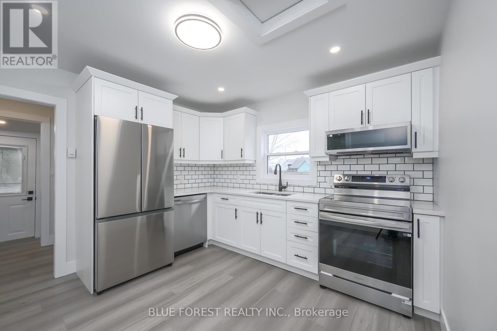 186 Victoria Street, Southwest Middlesex (Glencoe), ON - Indoor Photo Showing Kitchen With Stainless Steel Kitchen With Upgraded Kitchen