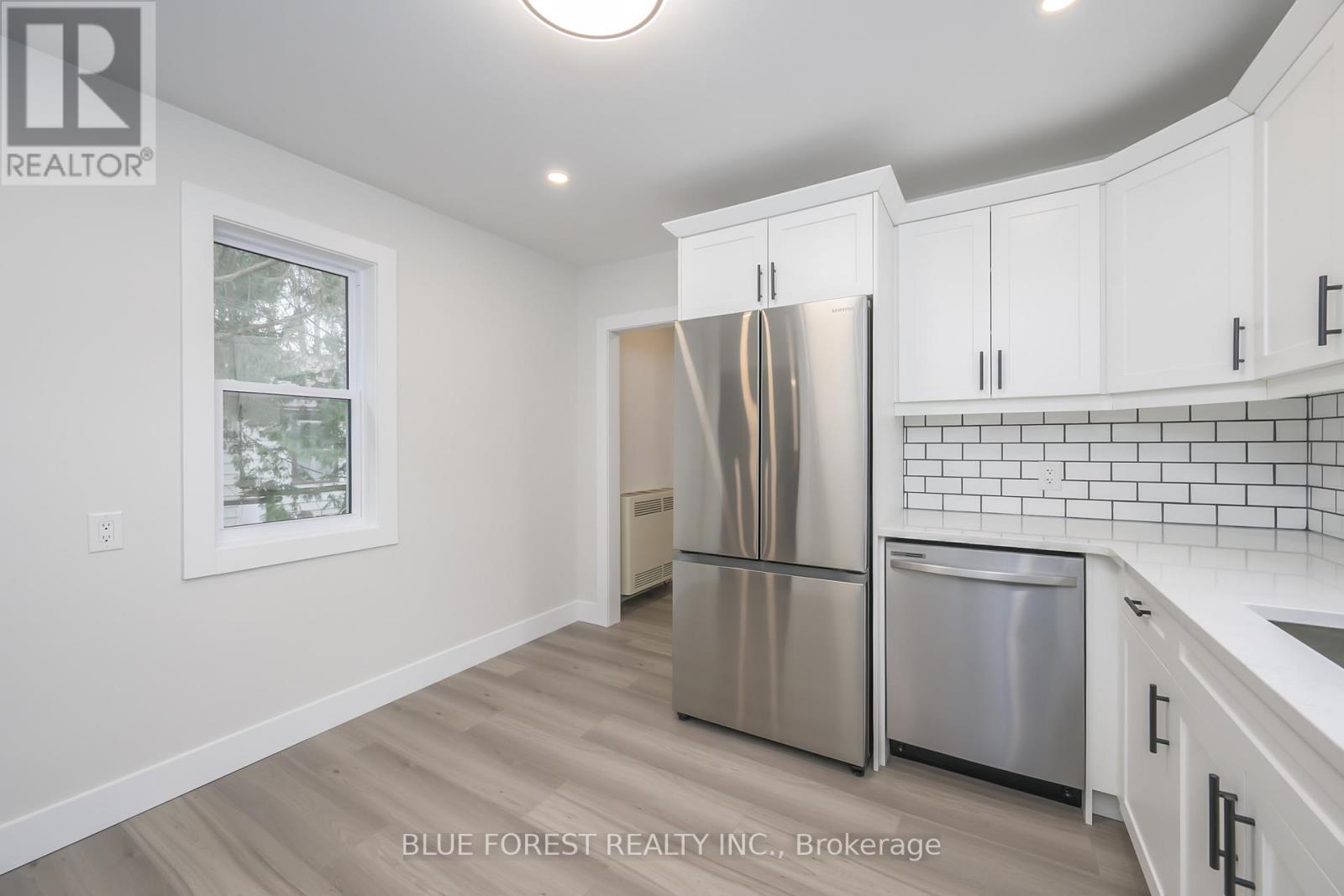 186 Victoria Street, Southwest Middlesex (Glencoe), ON - Indoor Photo Showing Kitchen With Stainless Steel Kitchen