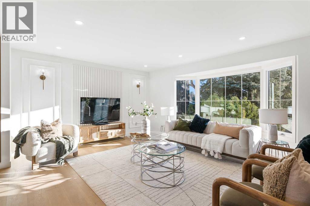 1012 70 Avenue Sw, Calgary, AB - Indoor Photo Showing Living Room