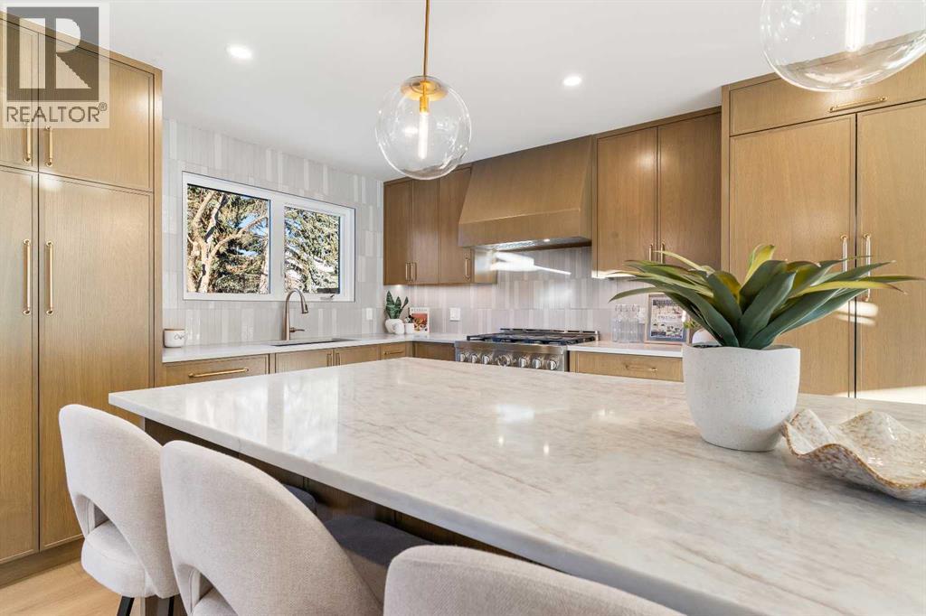 1012 70 Avenue Sw, Calgary, AB - Indoor Photo Showing Kitchen With Upgraded Kitchen