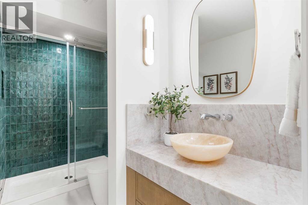 1012 70 Avenue Sw, Calgary, AB - Indoor Photo Showing Bathroom