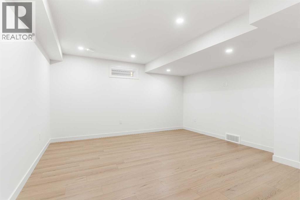 1012 70 Avenue Sw, Calgary, AB - Indoor Photo Showing Other Room