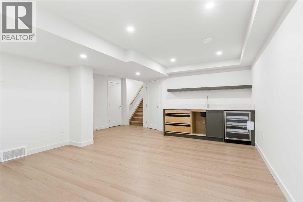 1012 70 Avenue Sw, Calgary, AB - Indoor Photo Showing Other Room