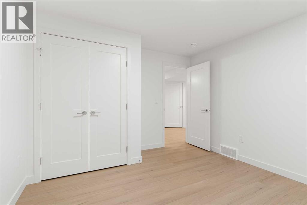 1012 70 Avenue Sw, Calgary, AB - Indoor Photo Showing Other Room