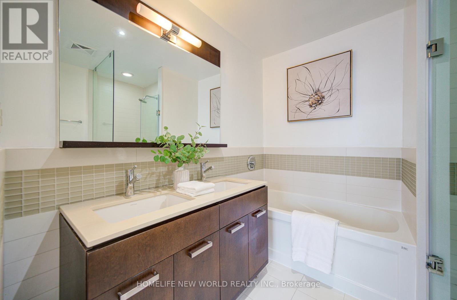 2004 - 295 Adelaide Street W, Toronto, ON - Indoor Photo Showing Bathroom