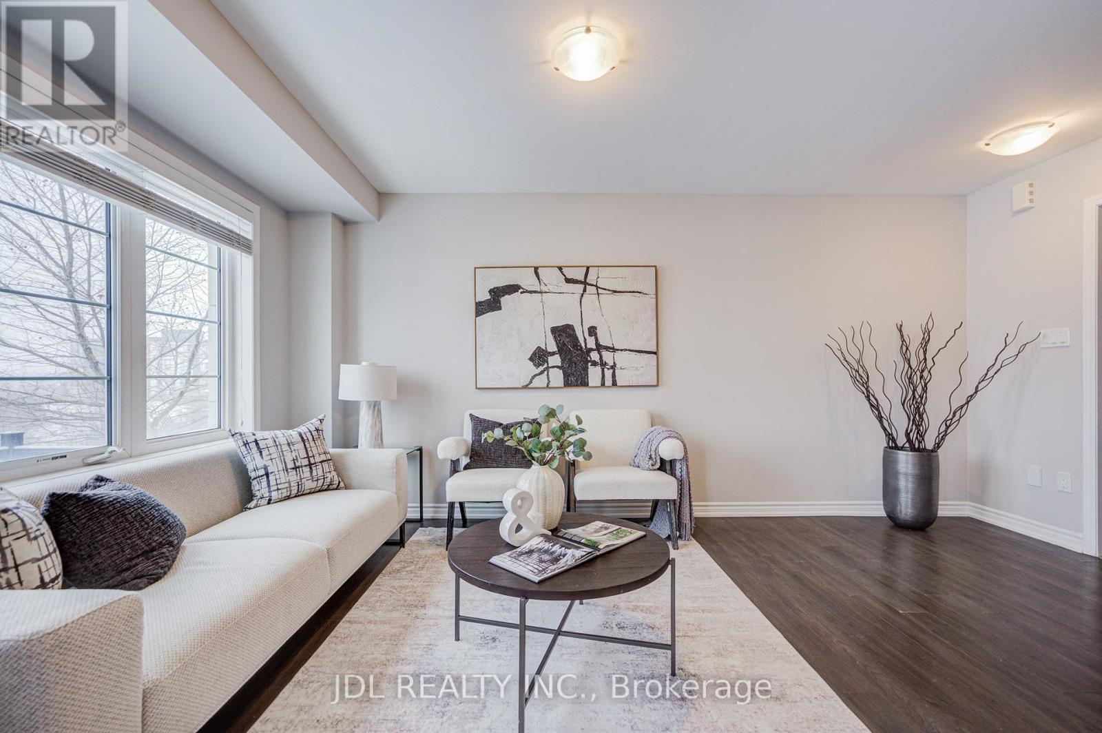 3002 Preserve Drive, Unit 25 Drive, Oakville, ON - Indoor Photo Showing Living Room