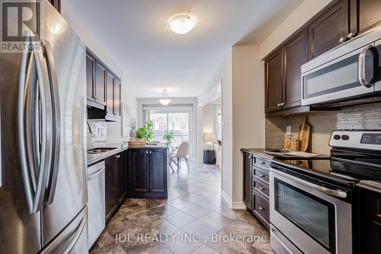 3002 Preserve Drive, Unit 25 Drive, Oakville, ON - Indoor Photo Showing Kitchen With Upgraded Kitchen