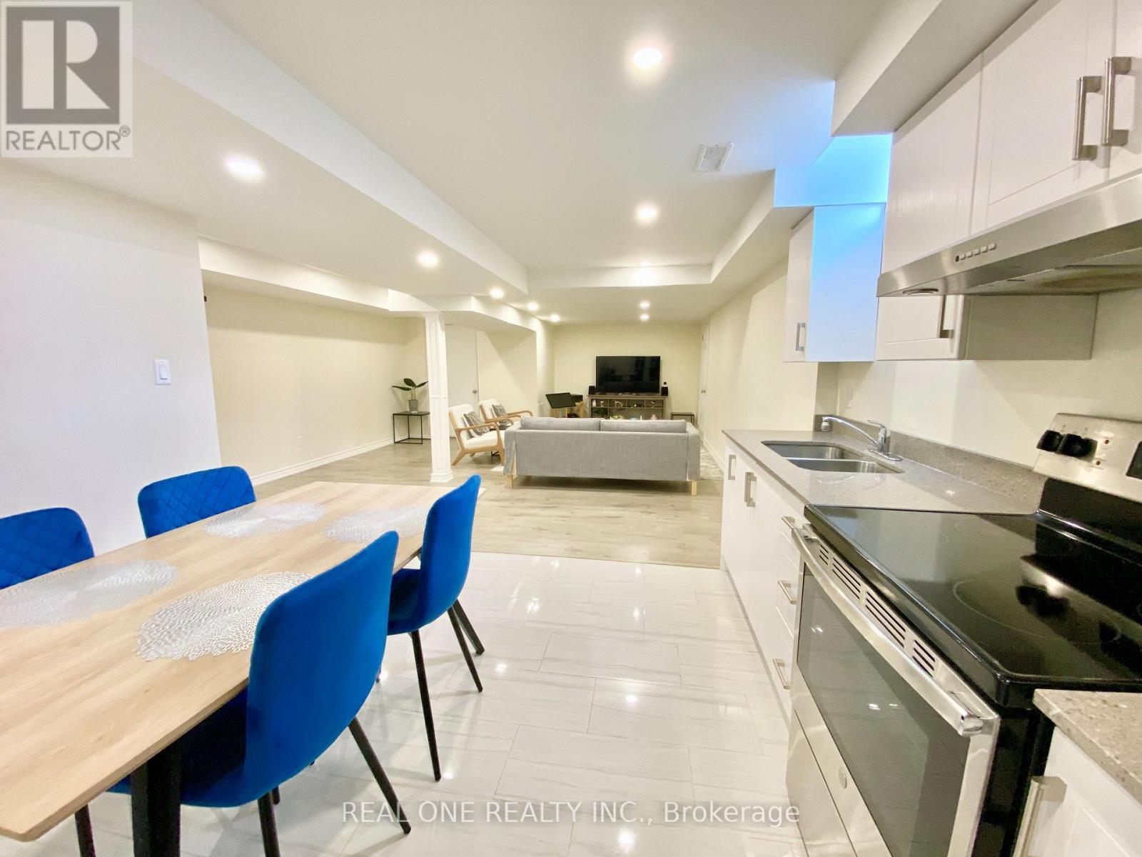 238 Nautical Boulevard, Oakville, ON - Indoor Photo Showing Kitchen With Double Sink