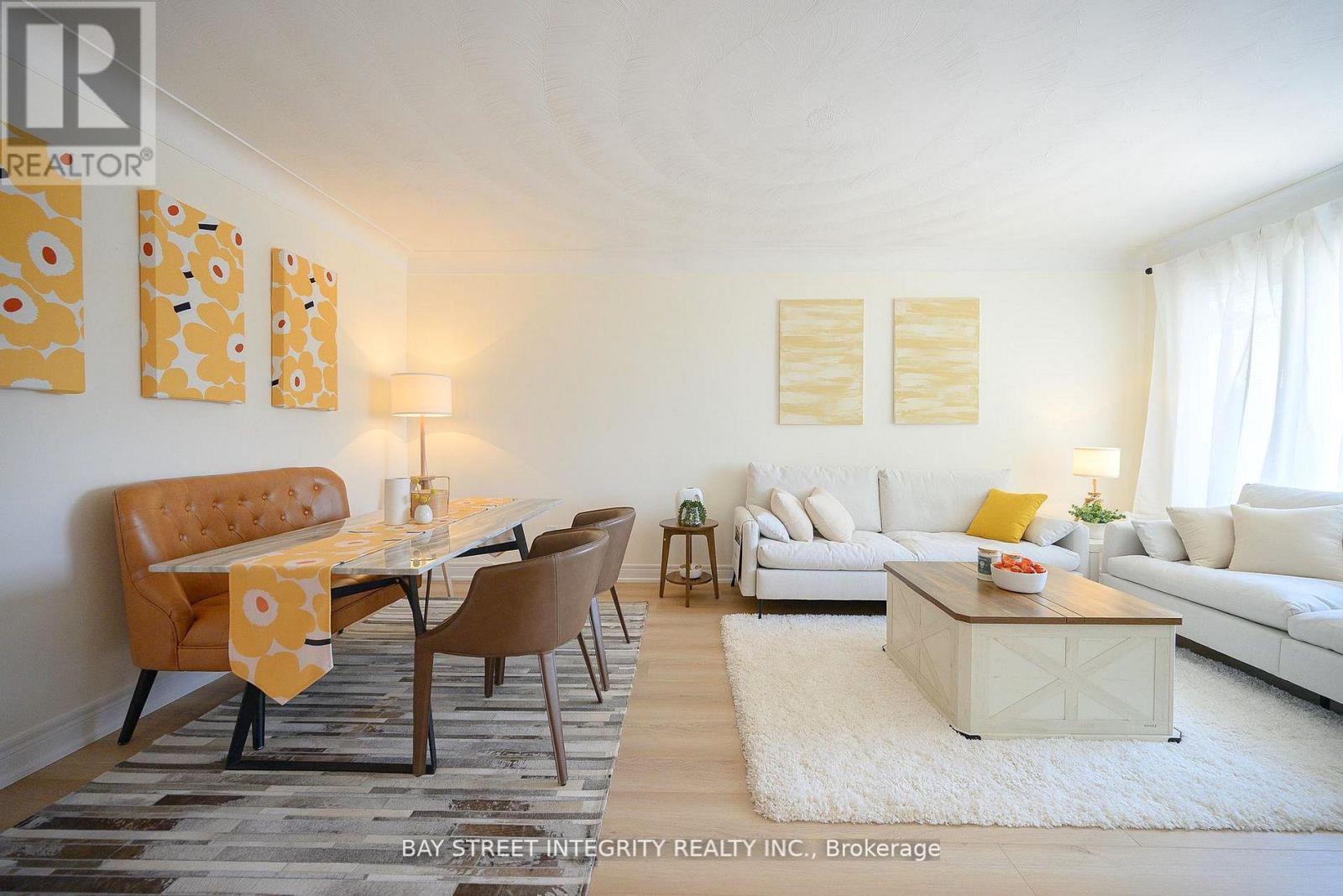 106 Beland Avenue N, Hamilton, ON - Indoor Photo Showing Living Room