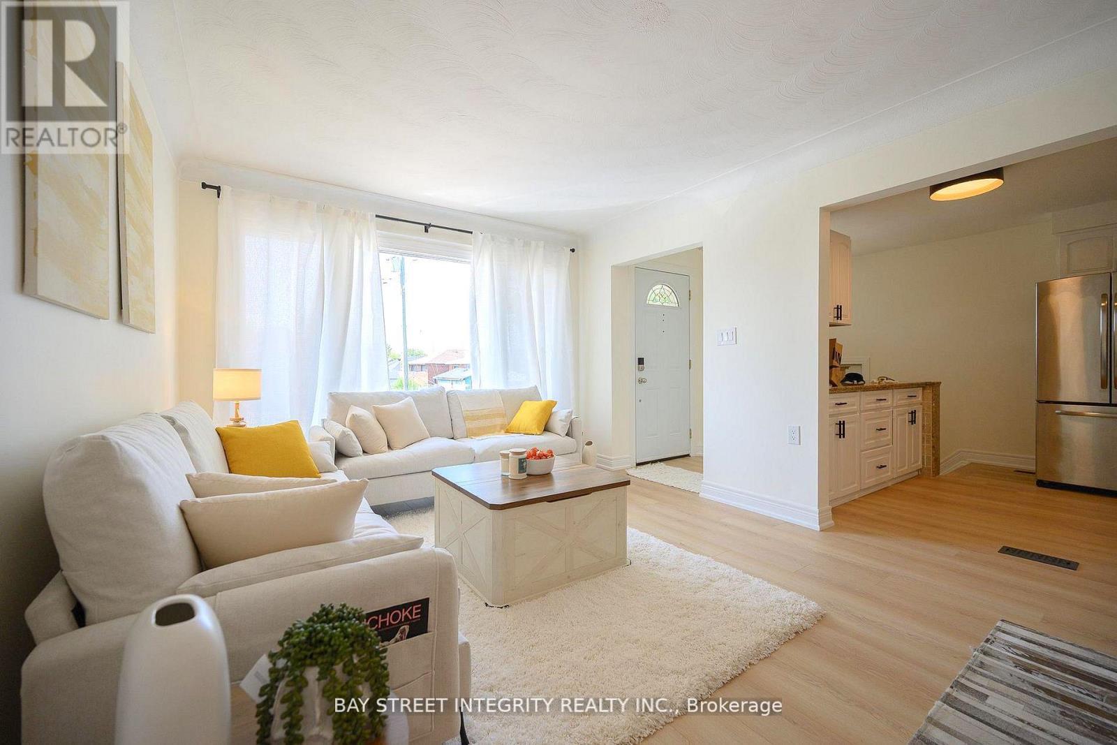 106 Beland Avenue N, Hamilton, ON - Indoor Photo Showing Living Room