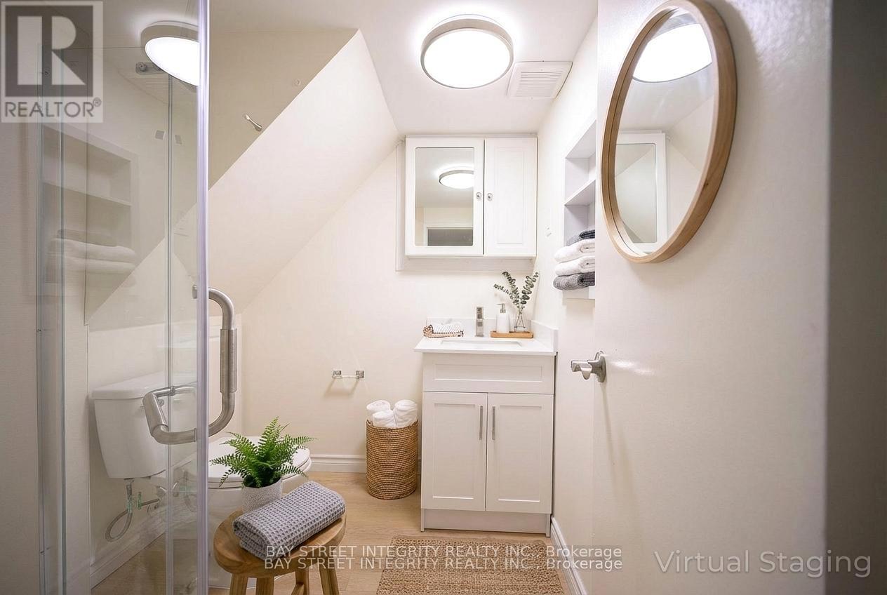 106 Beland Avenue N, Hamilton, ON - Indoor Photo Showing Bathroom