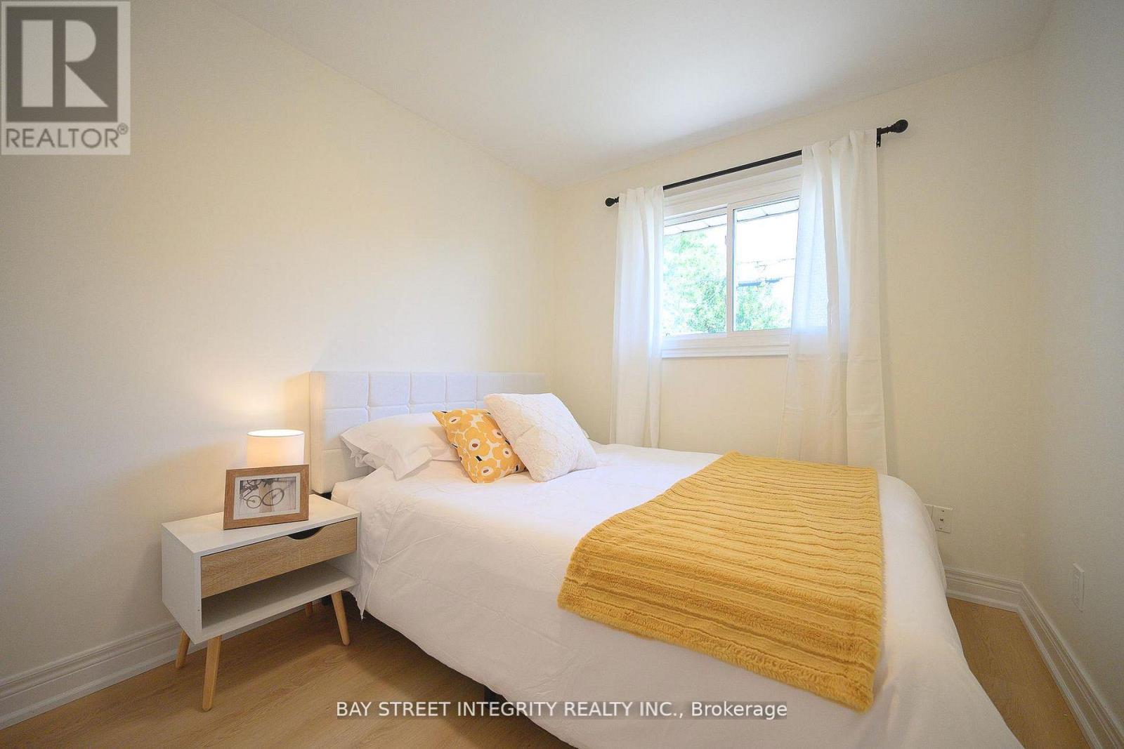 106 Beland Avenue N, Hamilton, ON - Indoor Photo Showing Bedroom