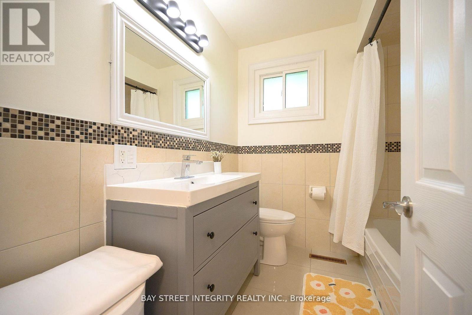 106 Beland Avenue N, Hamilton, ON - Indoor Photo Showing Bathroom