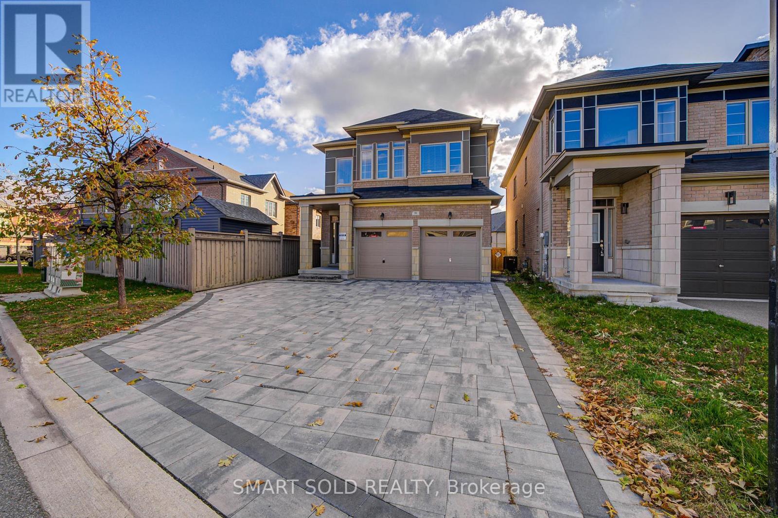 99 Chouinard Way, Aurora, ON - Outdoor With Facade