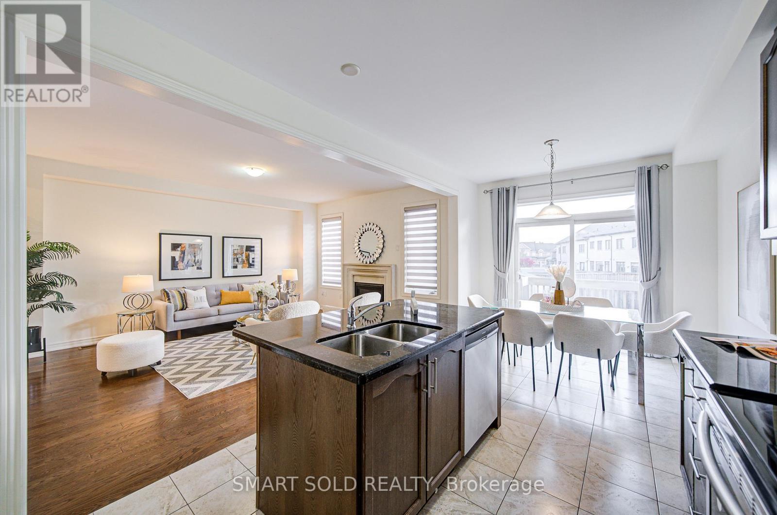 99 Chouinard Way, Aurora, ON - Indoor Photo Showing Kitchen With Double Sink With Upgraded Kitchen