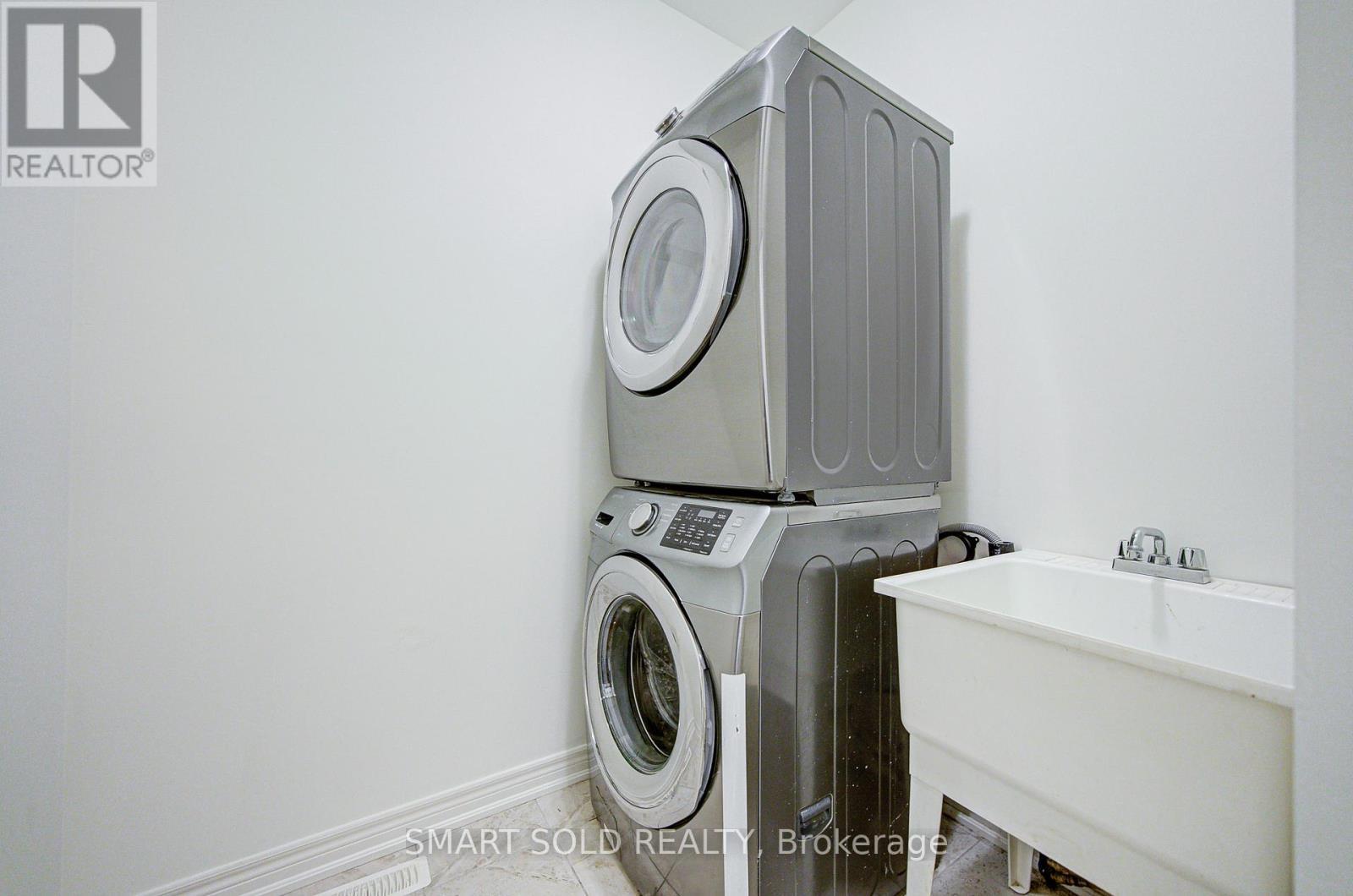 99 Chouinard Way, Aurora, ON - Indoor Photo Showing Laundry Room