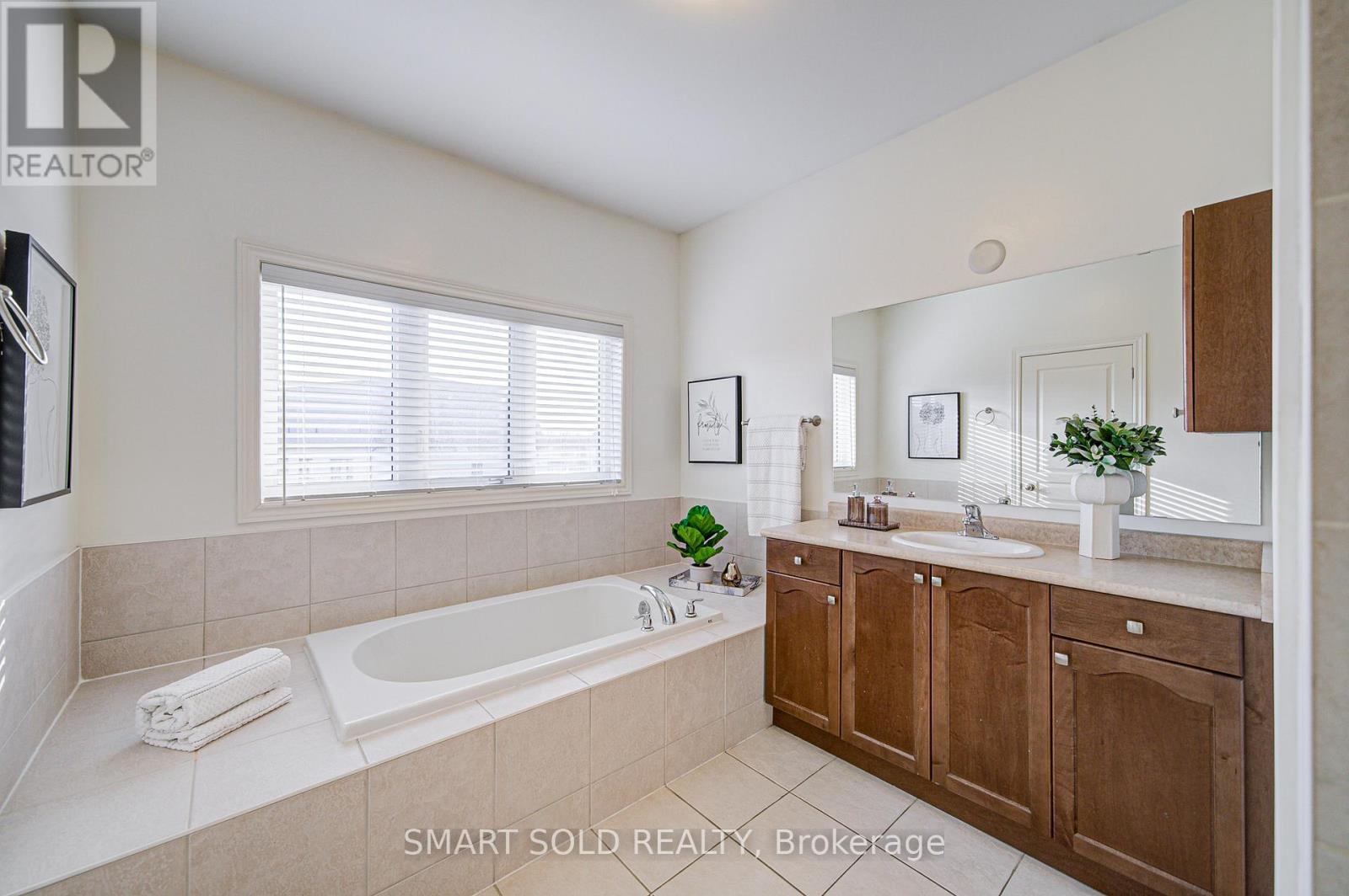 99 Chouinard Way, Aurora, ON - Indoor Photo Showing Bathroom