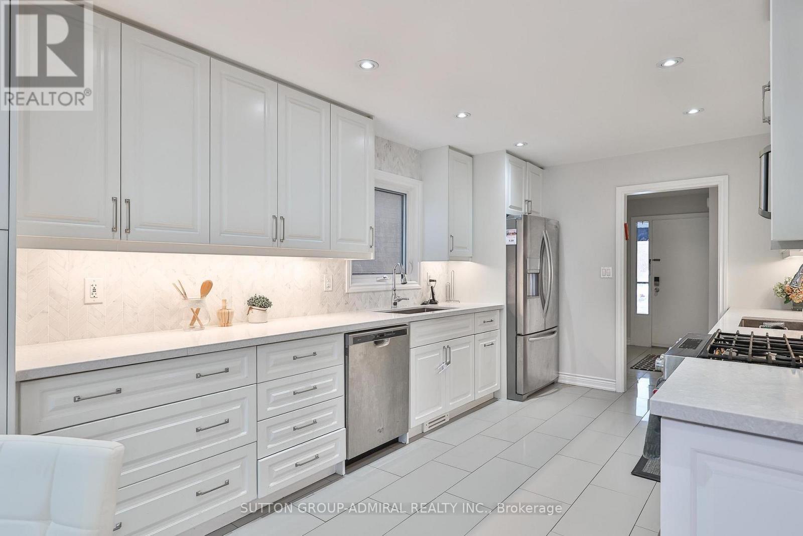 65 Patrice Crescent, Vaughan, ON - Indoor Photo Showing Kitchen With Upgraded Kitchen