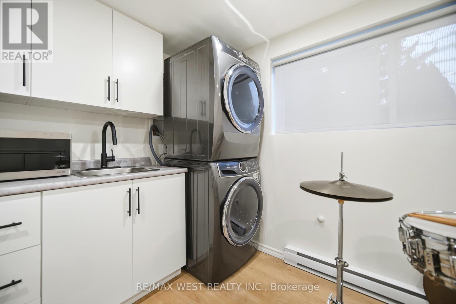 6 Hillpark Trail, Brampton, ON - Indoor Photo Showing Laundry Room