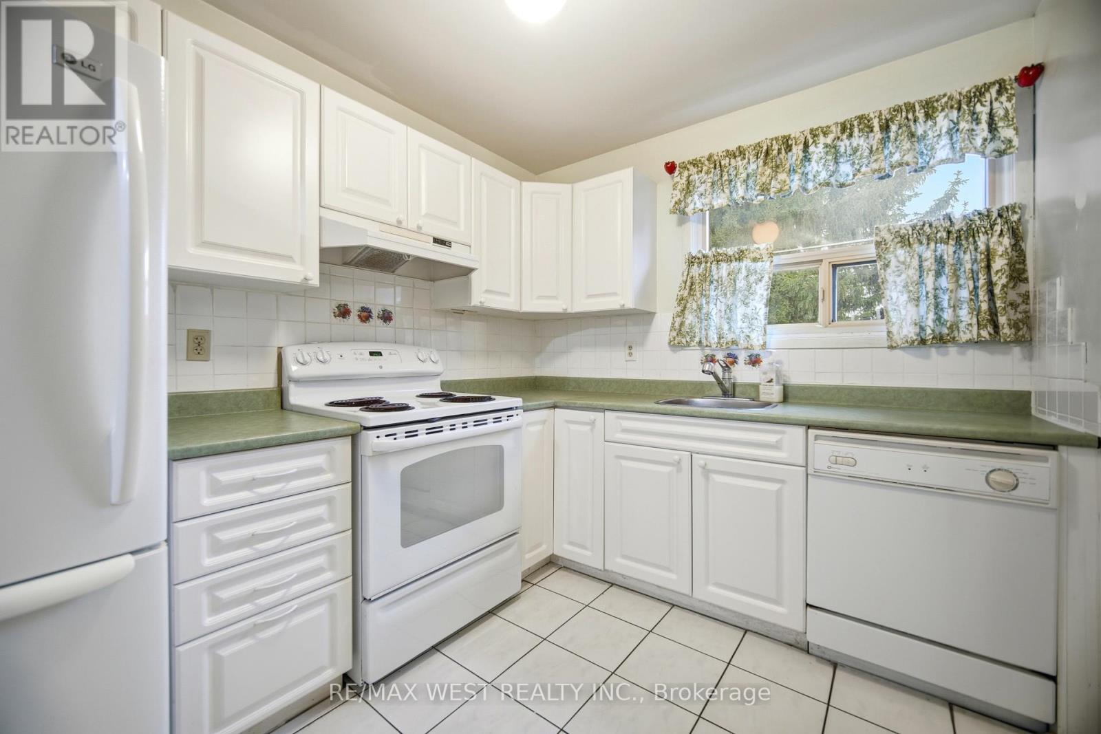 Abundance of Counter Space - 6 Hillpark Trail, Brampton, ON - Indoor Photo Showing Kitchen