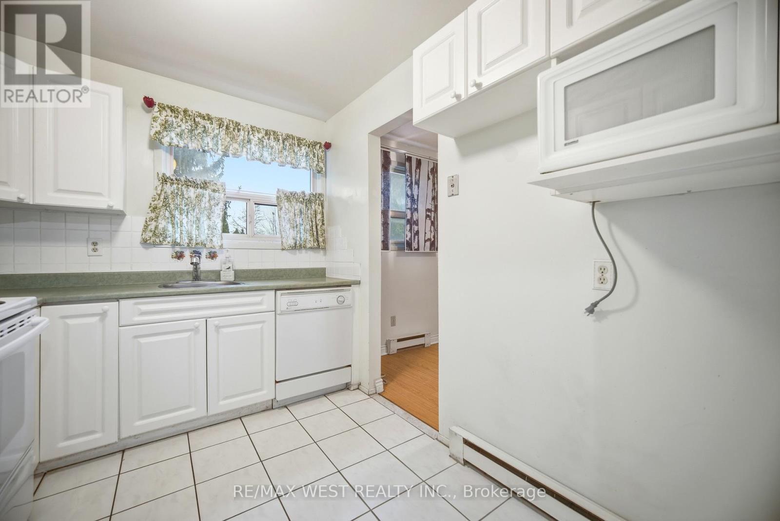 6 Hillpark Trail, Brampton, ON - Indoor Photo Showing Kitchen