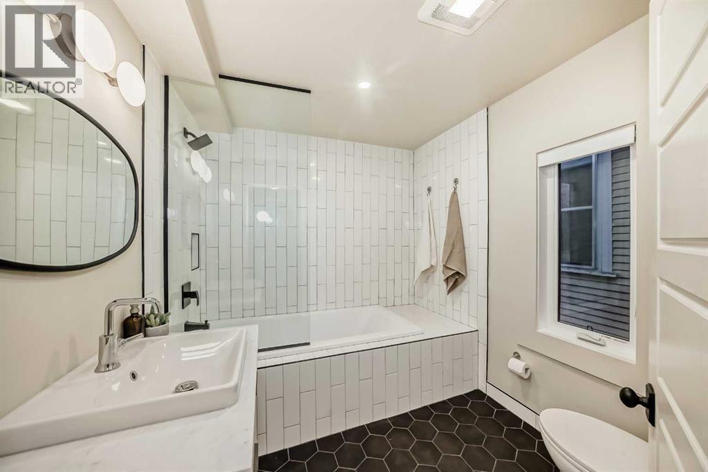 2120 18 Street Sw, Calgary, AB - Indoor Photo Showing Bathroom