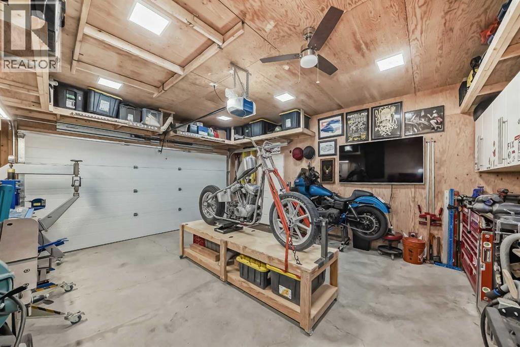 2120 18 Street Sw, Calgary, AB - Indoor Photo Showing Garage