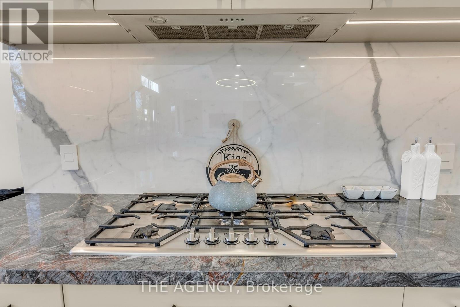 Thermador B/I appliances. Gas range - 519 Third Line, Oakville, ON - Indoor