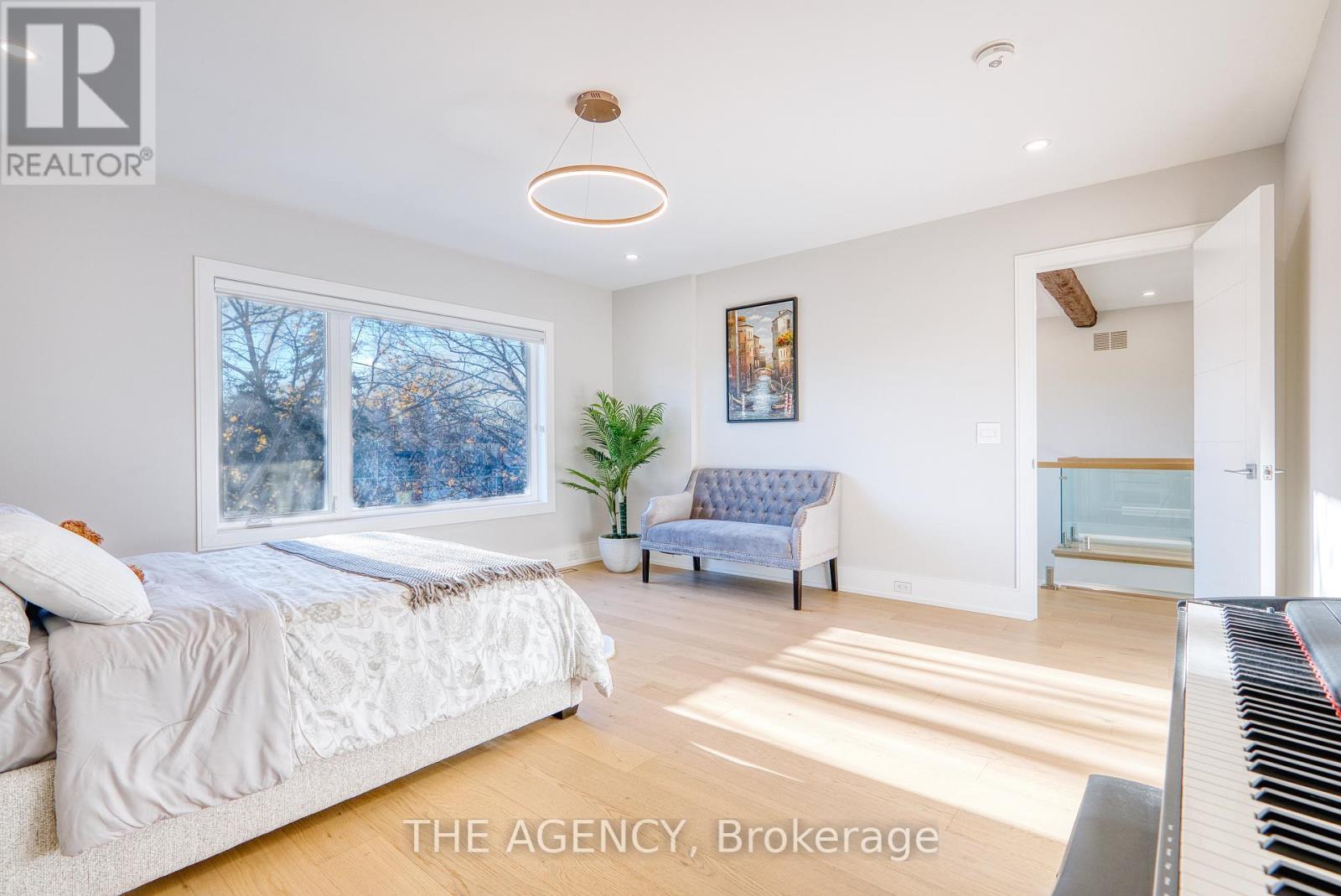 2nd primary sized bedroom. View beautiful sunsets - 519 Third Line, Oakville, ON - Indoor Photo Showing Bedroom