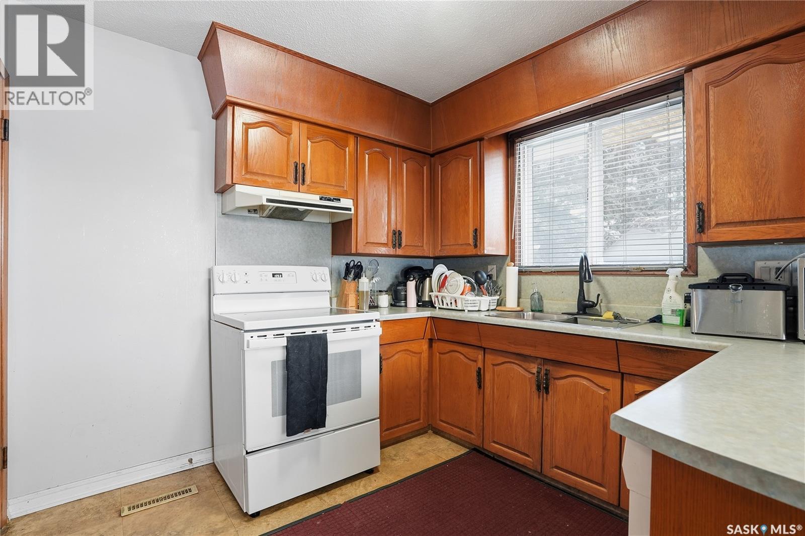 342 Acadia Drive, Saskatoon, SK - Indoor Photo Showing Kitchen With Double Sink