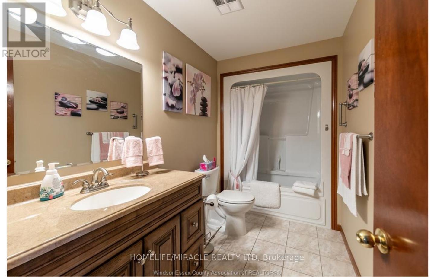 655 Alpenrose Court, Windsor, ON - Indoor Photo Showing Bathroom