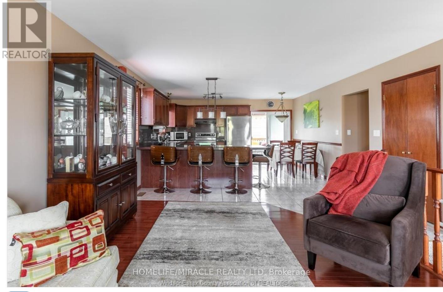 655 Alpenrose Court, Windsor, ON - Indoor Photo Showing Living Room