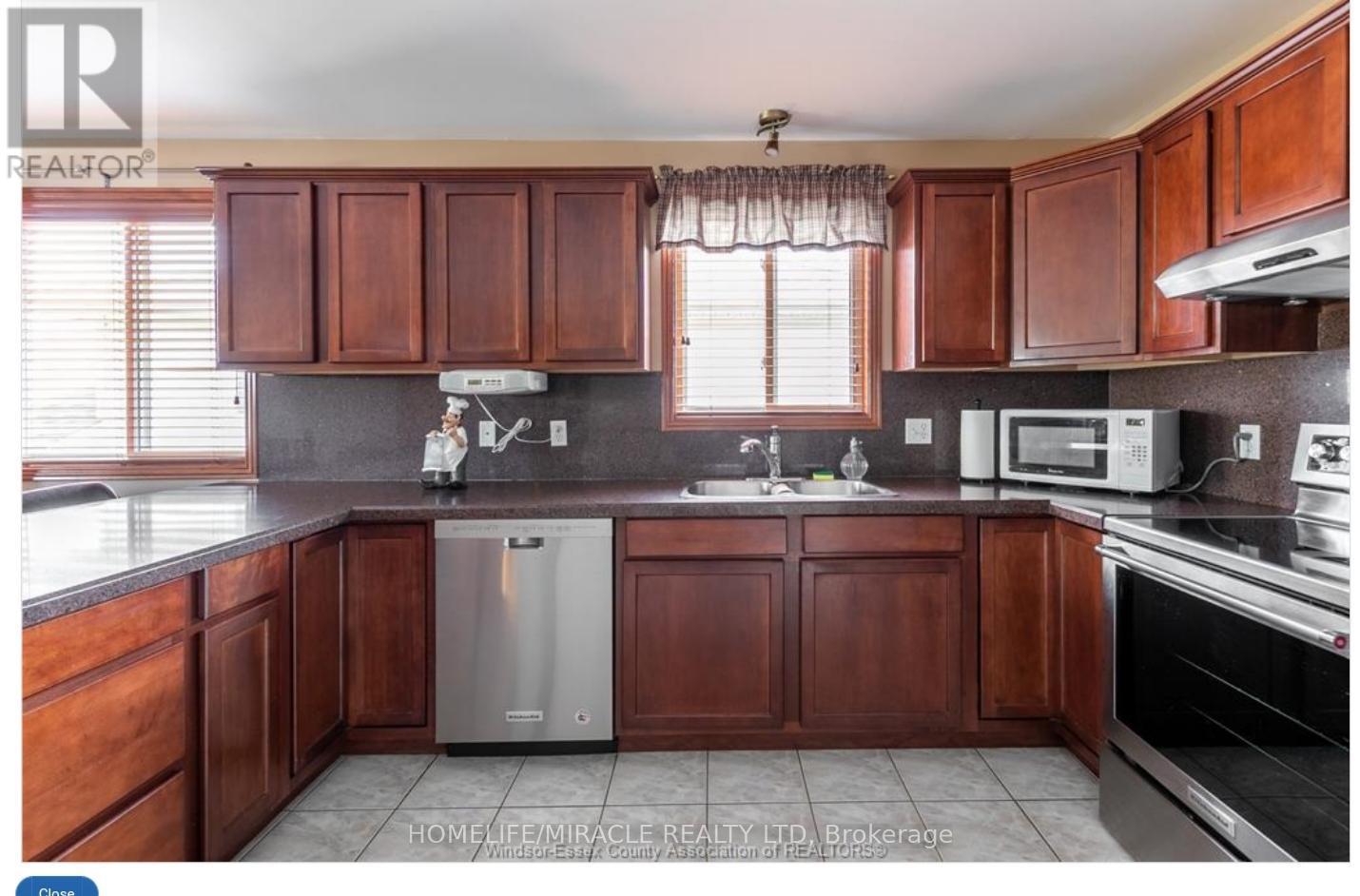 655 Alpenrose Court, Windsor, ON - Indoor Photo Showing Kitchen With Double Sink