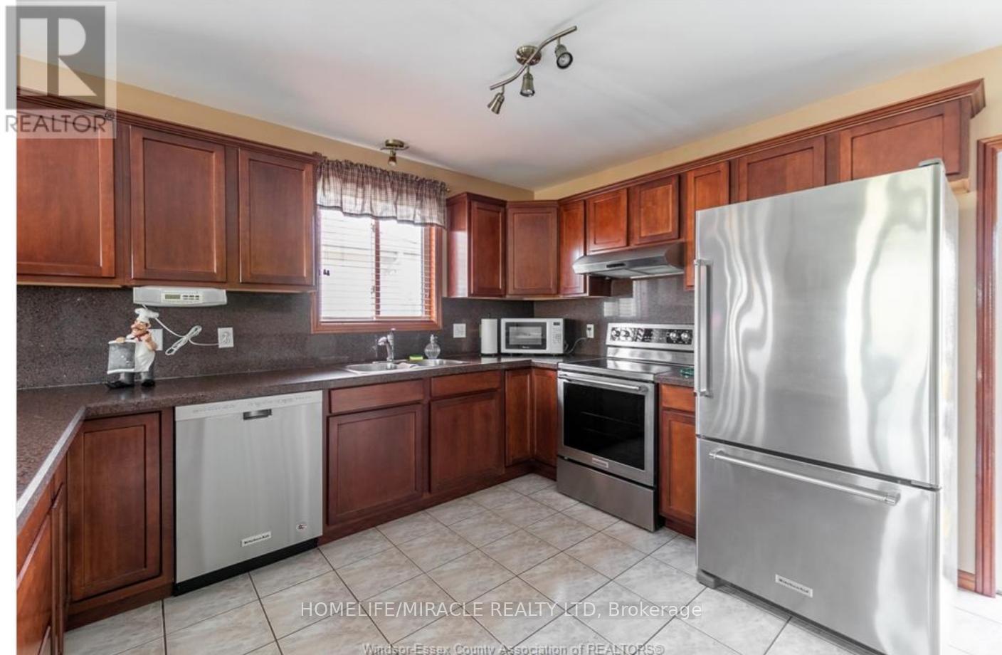 655 Alpenrose Court, Windsor, ON - Indoor Photo Showing Kitchen With Stainless Steel Kitchen
