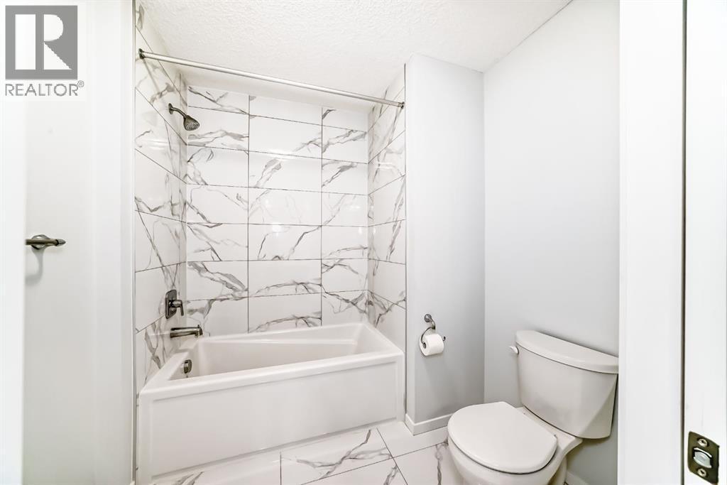 140 Carringham Road Nw, Calgary, AB - Indoor Photo Showing Bathroom