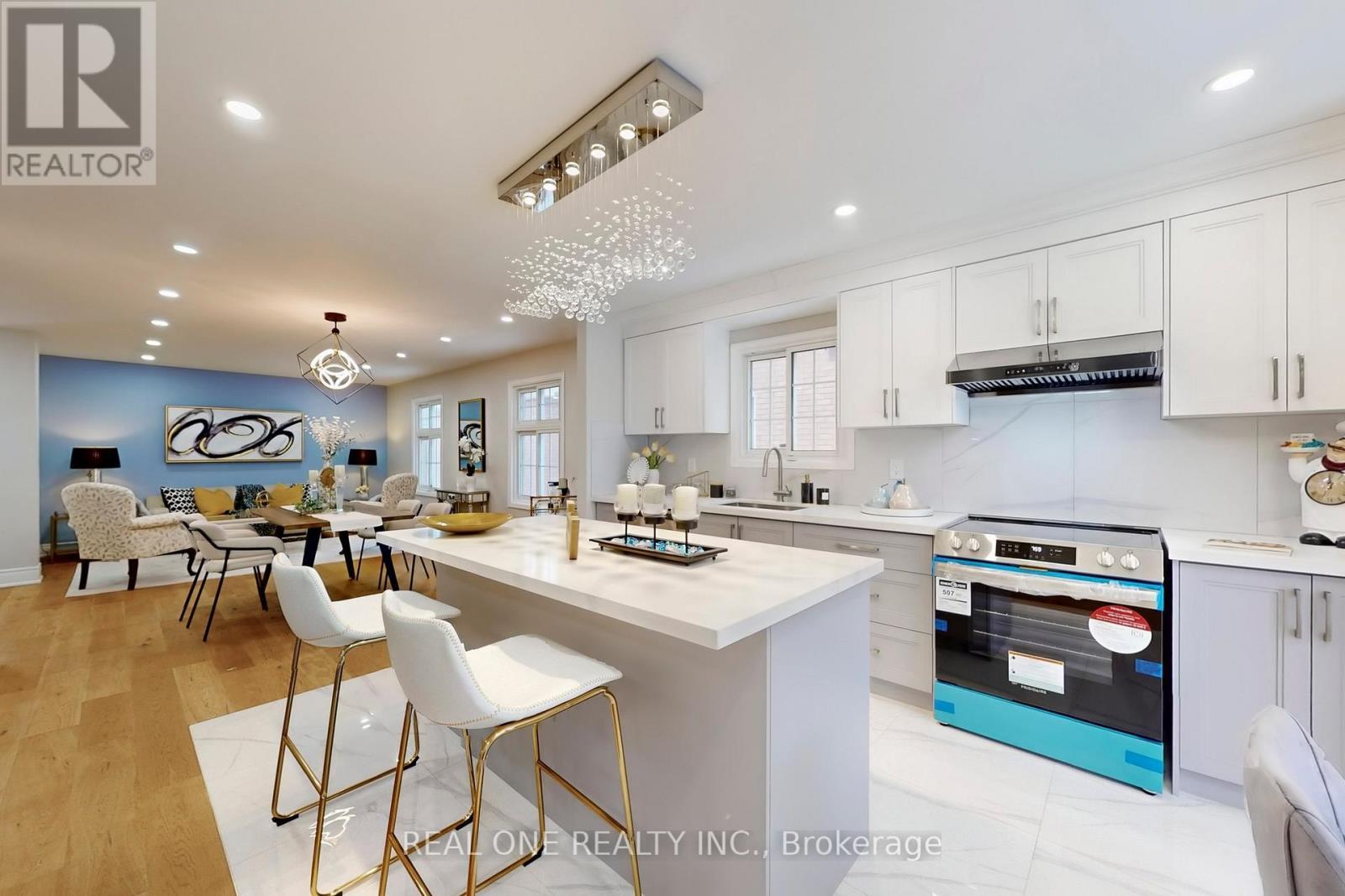 10 Squire Drive, Richmond Hill, ON - Indoor Photo Showing Kitchen