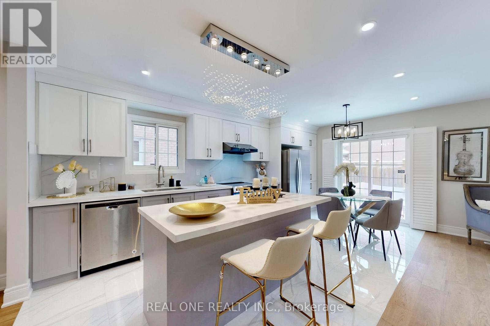 10 Squire Drive, Richmond Hill, ON - Indoor Photo Showing Kitchen With Upgraded Kitchen