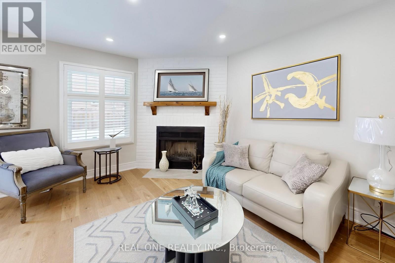 10 Squire Drive, Richmond Hill, ON - Indoor Photo Showing Living Room With Fireplace