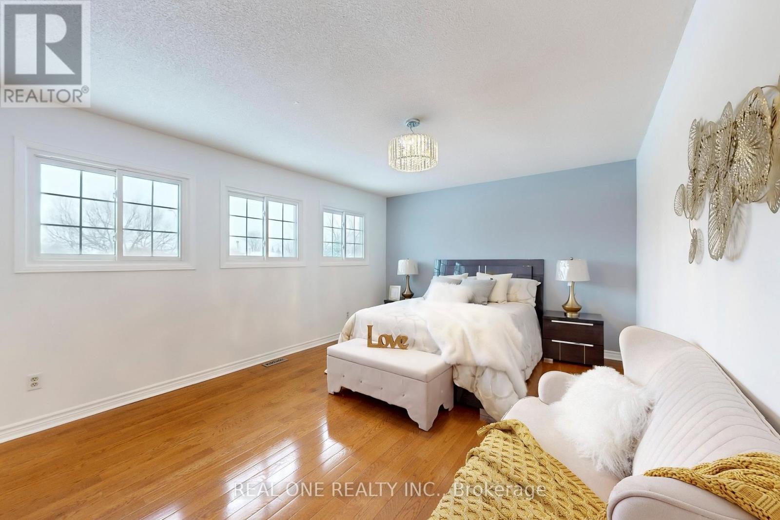 10 Squire Drive, Richmond Hill, ON - Indoor Photo Showing Bedroom