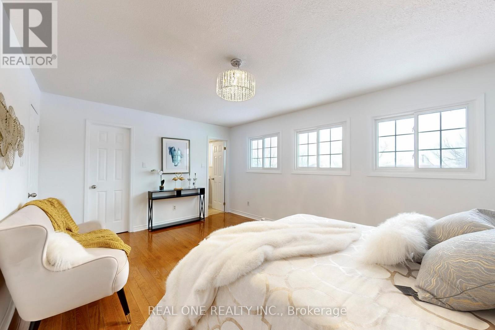 10 Squire Drive, Richmond Hill, ON - Indoor Photo Showing Bedroom