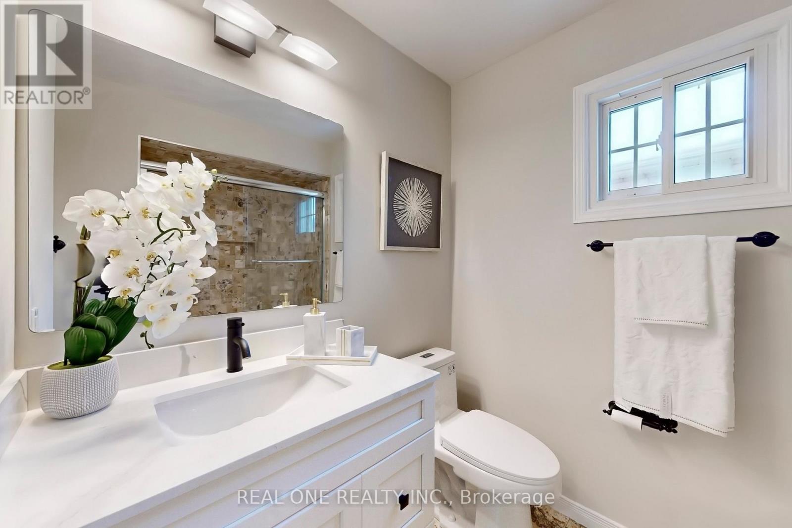 10 Squire Drive, Richmond Hill, ON - Indoor Photo Showing Bathroom