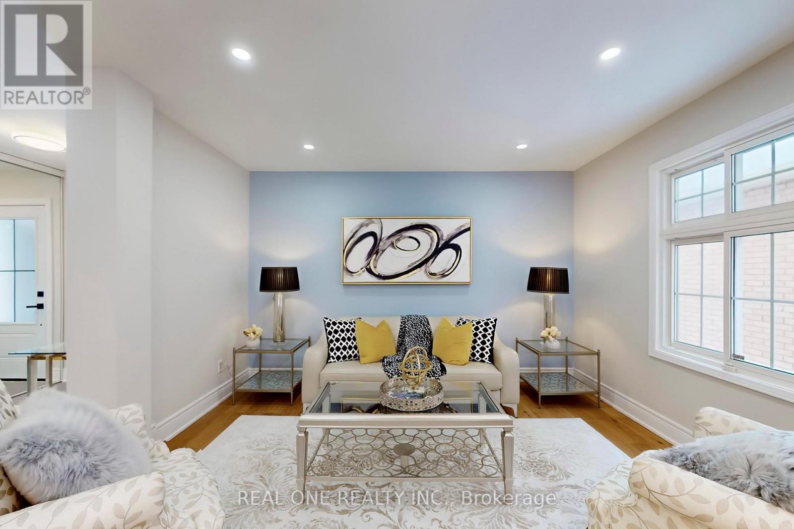 10 Squire Drive, Richmond Hill, ON - Indoor Photo Showing Living Room