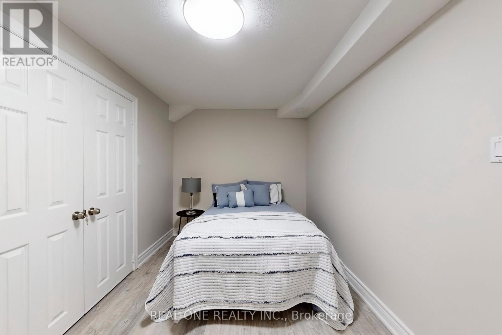 10 Squire Drive, Richmond Hill, ON - Indoor Photo Showing Bedroom