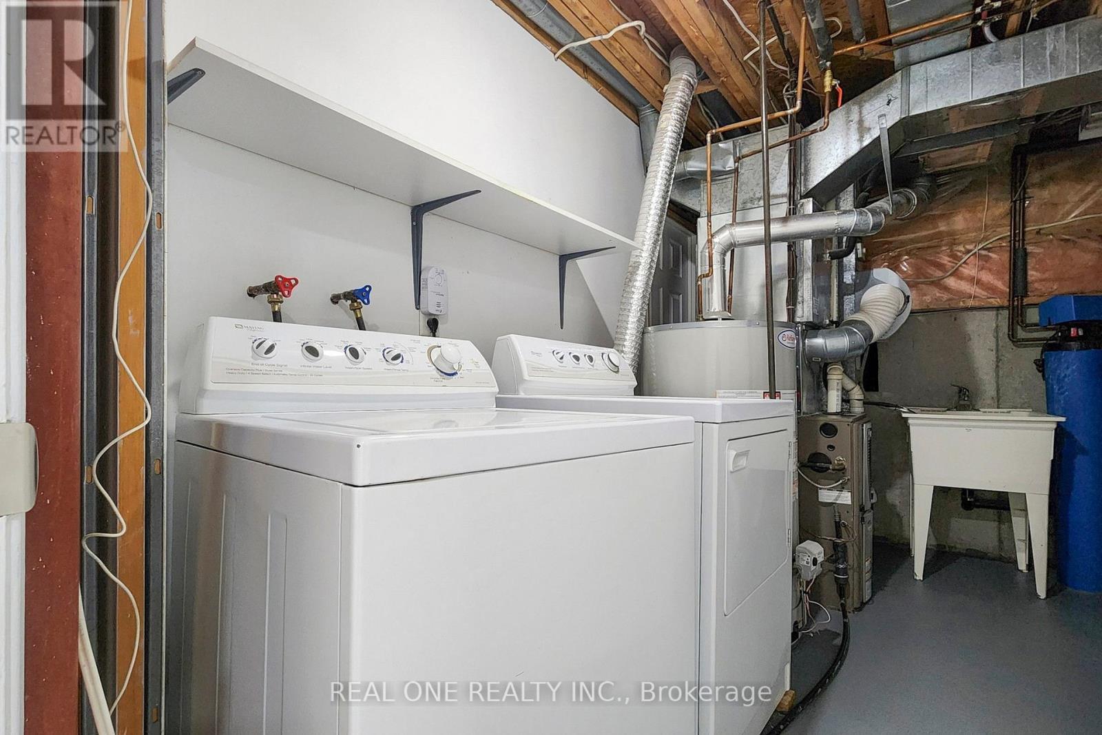 10 Squire Drive, Richmond Hill, ON - Indoor Photo Showing Laundry Room