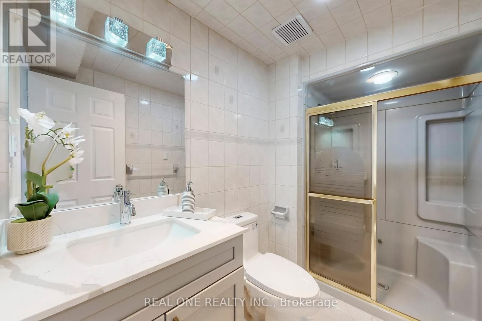 10 Squire Drive, Richmond Hill, ON - Indoor Photo Showing Bathroom