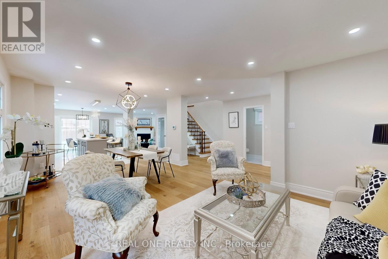 10 Squire Drive, Richmond Hill, ON - Indoor Photo Showing Living Room