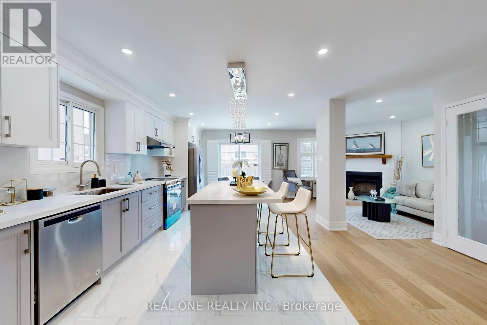 10 Squire Drive, Richmond Hill, ON - Indoor Photo Showing Kitchen With Upgraded Kitchen