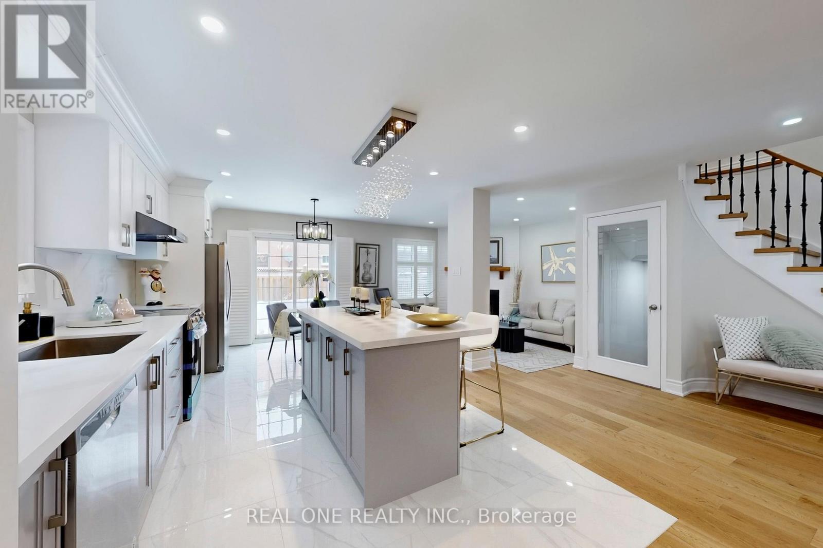 10 Squire Drive, Richmond Hill, ON - Indoor Photo Showing Kitchen With Upgraded Kitchen